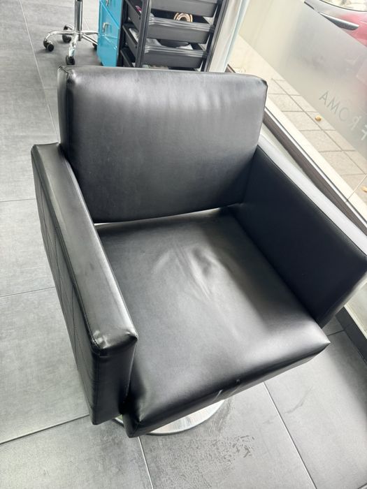 Черен фризьорски стол