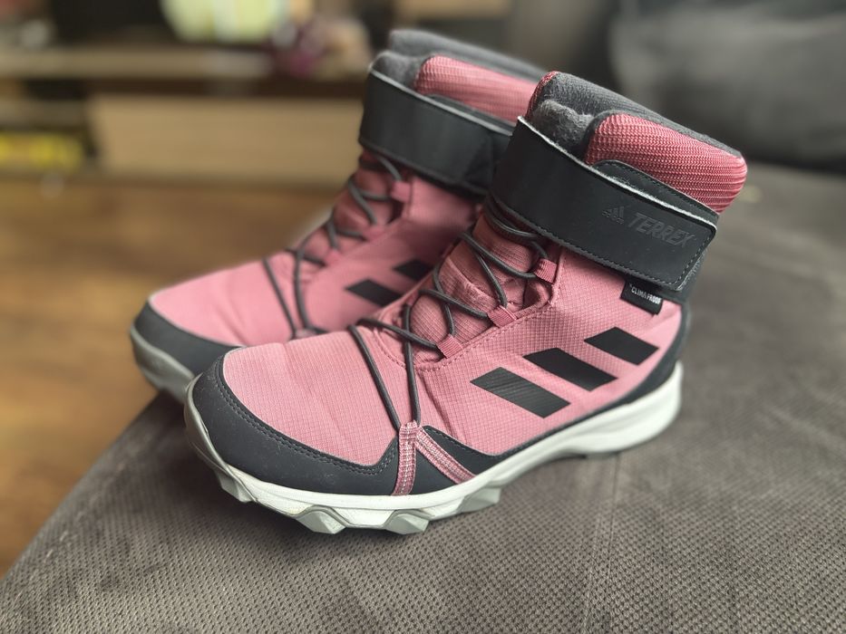 Дамски зимни обувки ,,Adidas Terrex”,водоустойчиви,като нови,размер 40