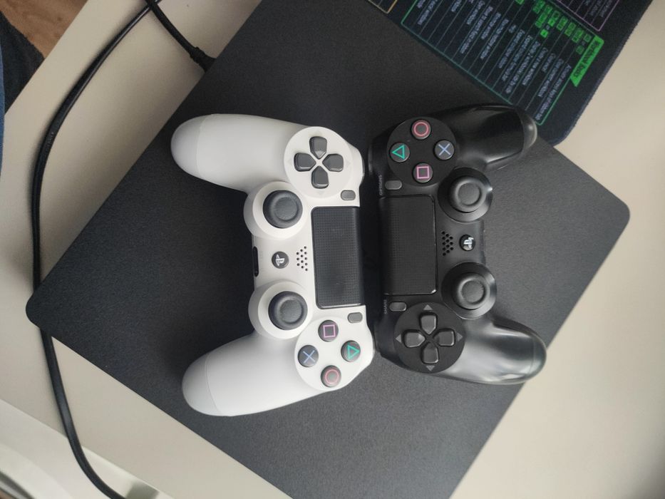 PS4 cu 2 controlare in stare aproape perfecta si optional trei CD-uri