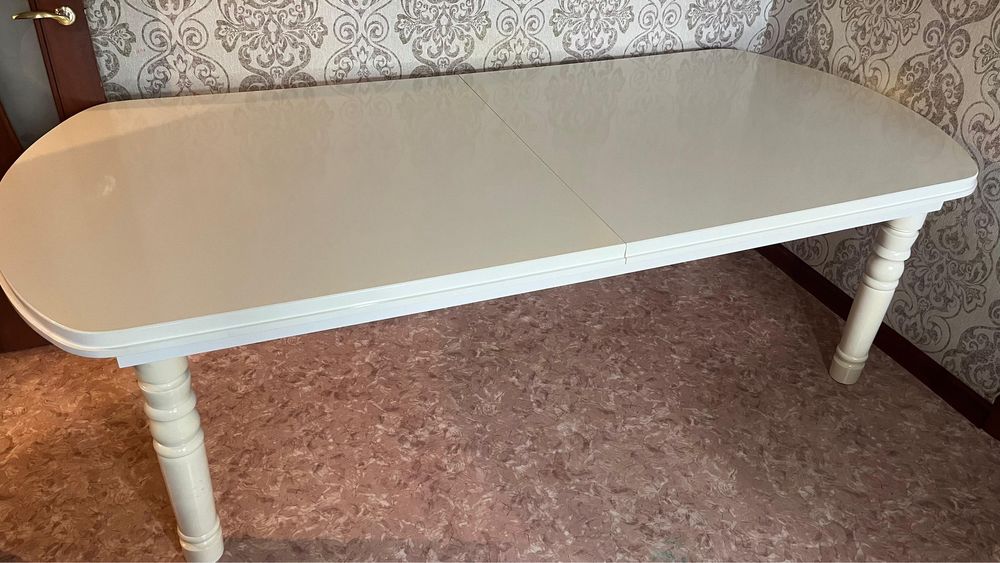 Стол в гостиную комнату, каспи рэд