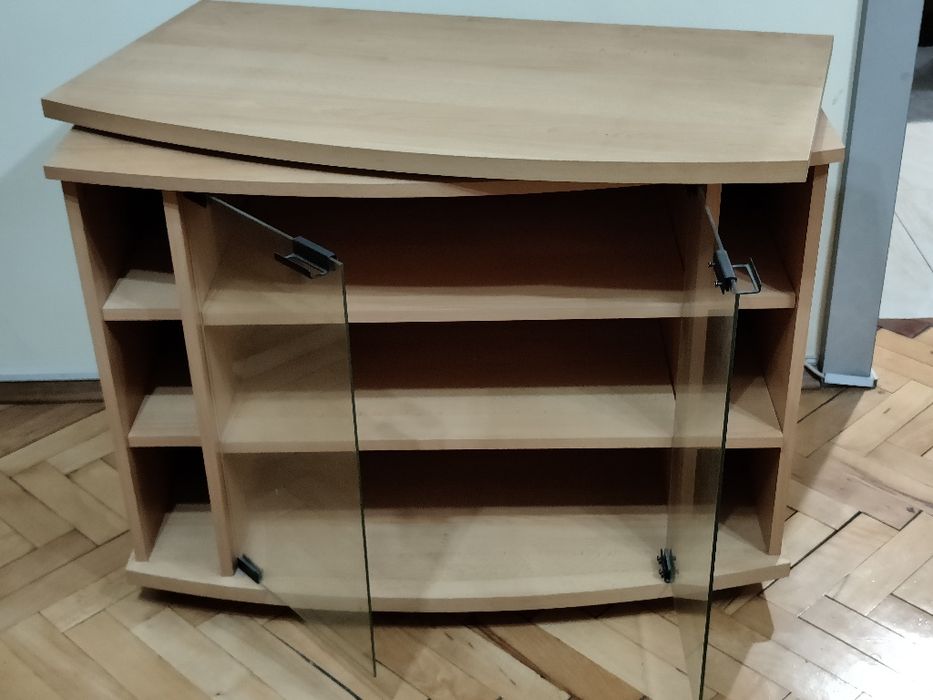 ТВ шкаф с въртящ плот и колела