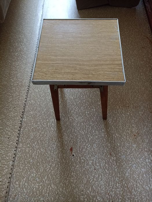 Продам кухонный стол и табуретки 4 шт.