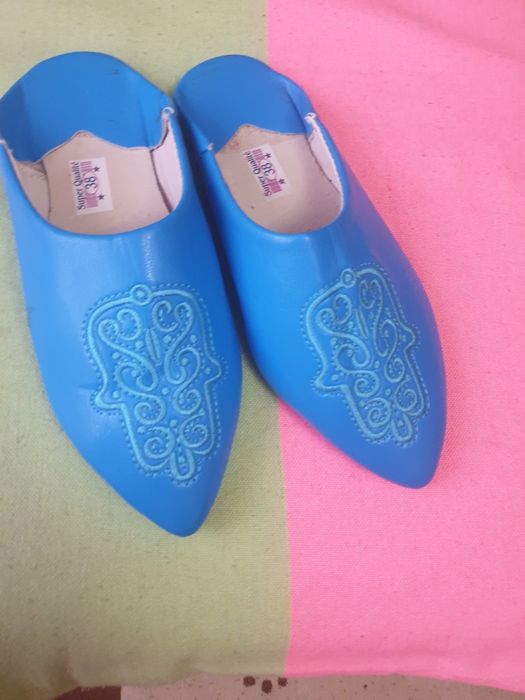 Papuci din piele naturala.