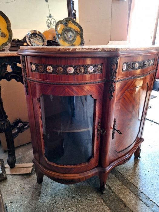 Бароково витринно шкафче