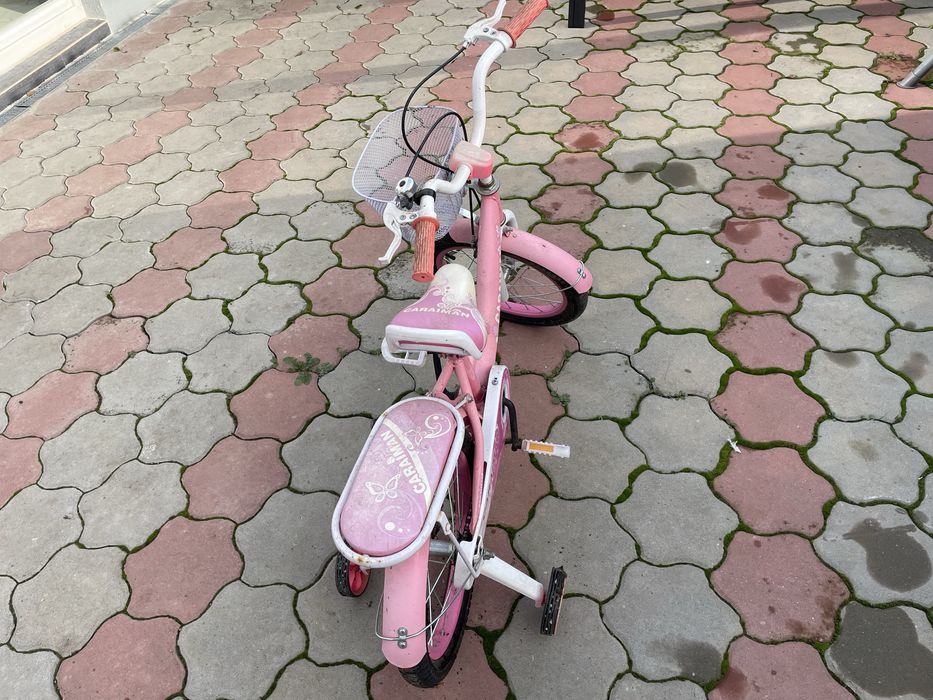 Bicicleta pentru fetite roz.