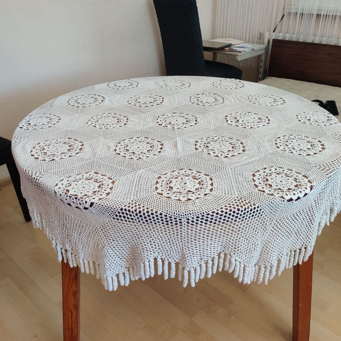 Покривки Бели за кръгла маса ръчно плетени