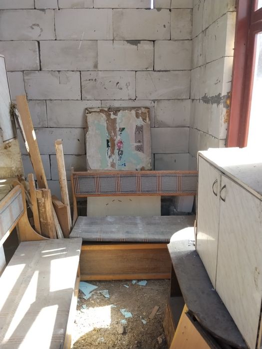 Oʻtin va materiallar bor deraza eshiklar