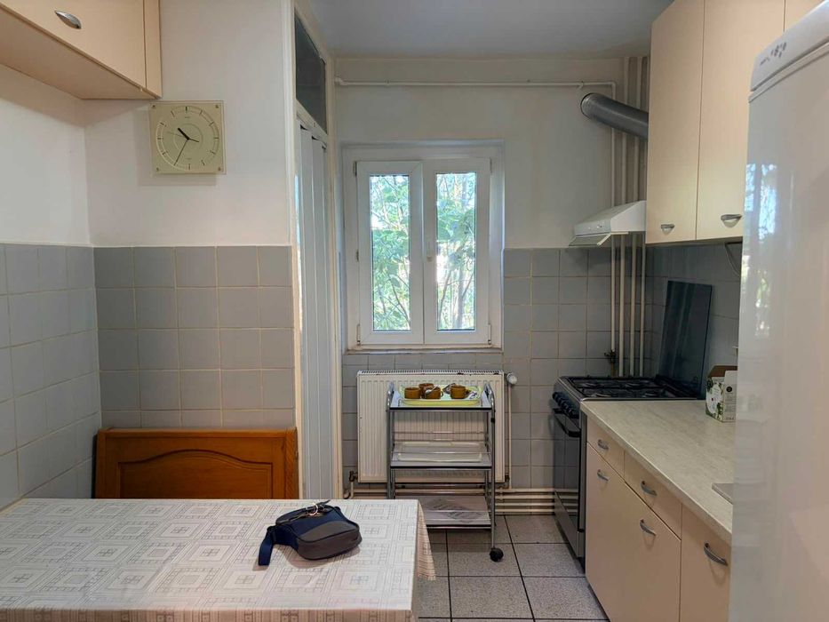 Apartament 3 camere zona Stadion - Aries, etaj intermediar, centrala, clima