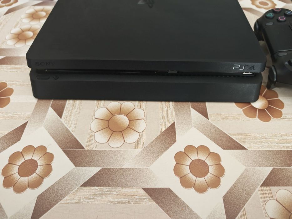 PS4 1TB със 3 игри и един джойстик