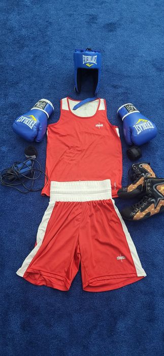 Комплект: перчатка , шлем,  форма ,боксёрка , бинт,  скакал