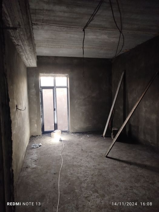 Uy sotiladi 8 Xona + padval  250kv