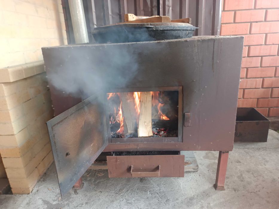 Очаг с чугунным казаном