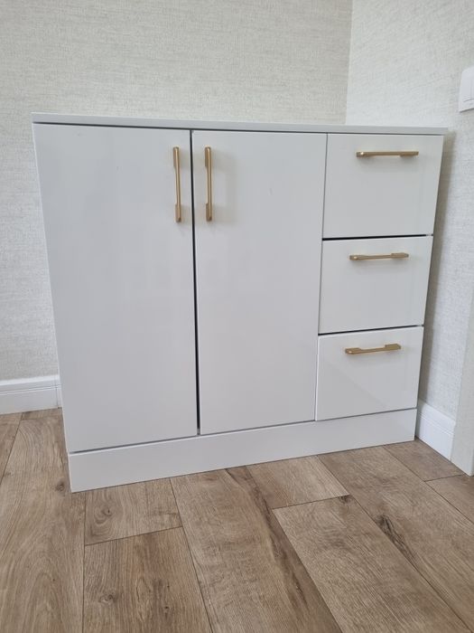 Новый  . Глянцевый белый.  Абсолютно новый . Когда  заказывали пере