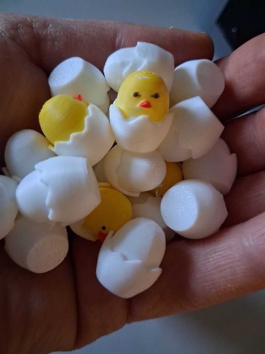 Сладка мини фигурка – пиленце в яйце