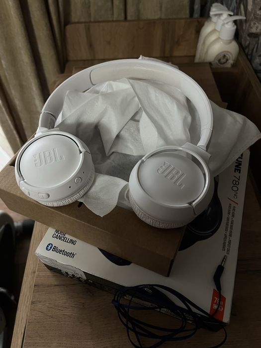 Продам Наушники JBL