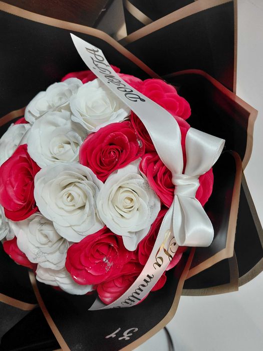 Buchete din trsndafiri de sapun si cu sclipici