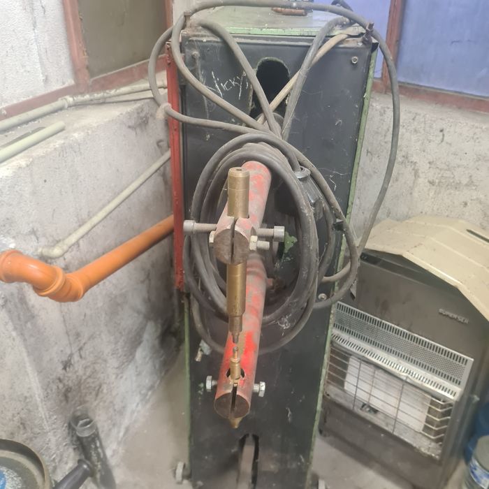 Машина за точково заваряване