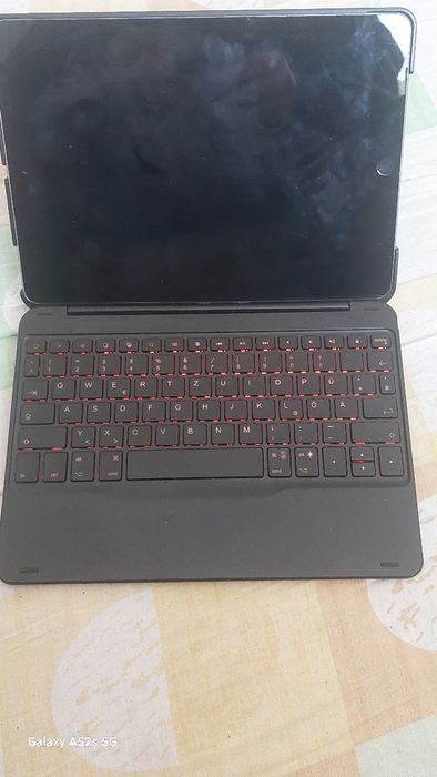 Husă protectie tip flip, iPad 5/6, iPad 2017/2018 ,cu tastatura și Blu