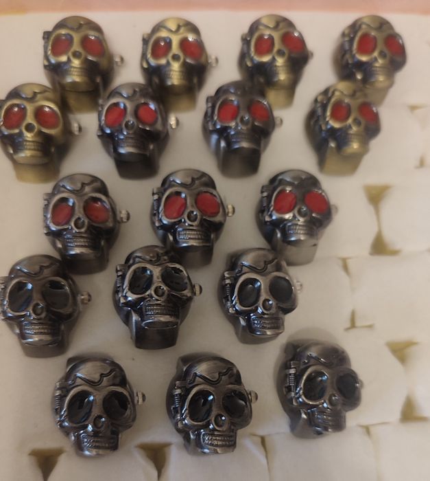 Часы кольцо череп