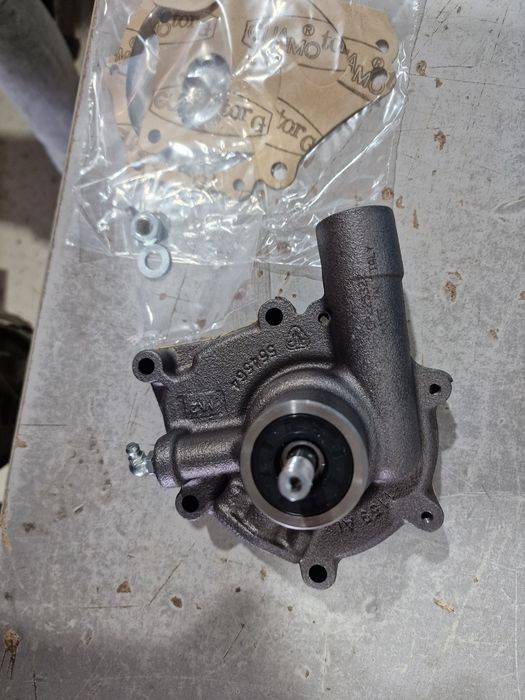 Pompa apă tractor fiat 312 originala import Italia preț 650 lei se pat