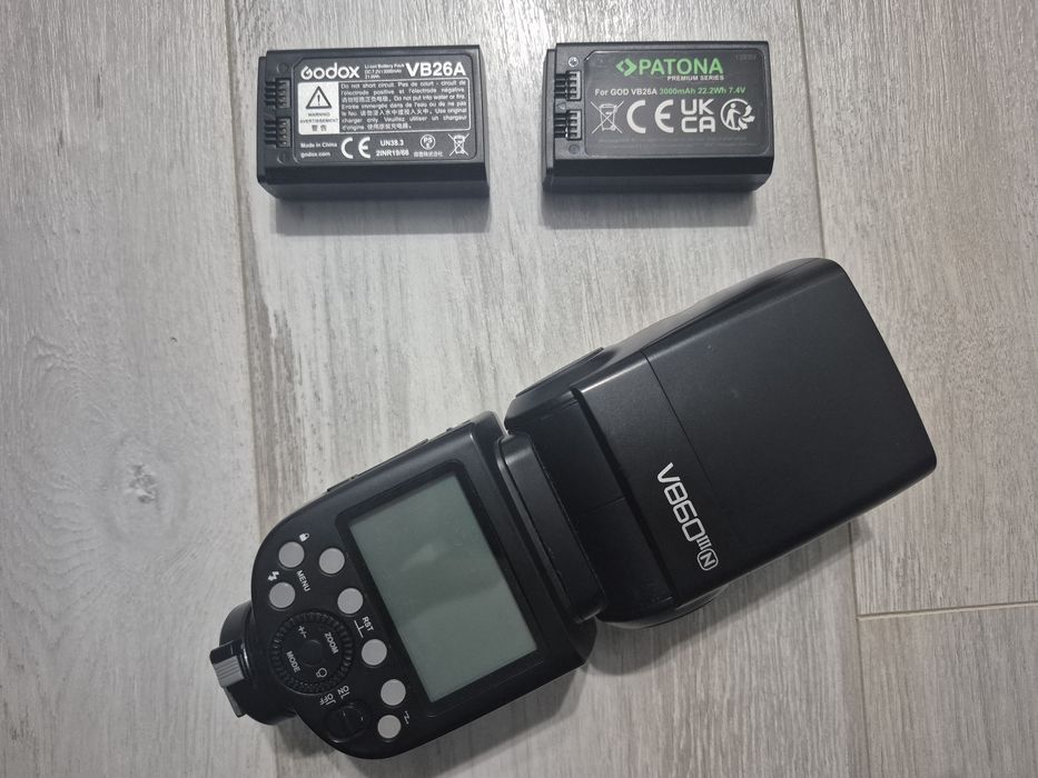 Vând blitz Godox + acumulator cadou