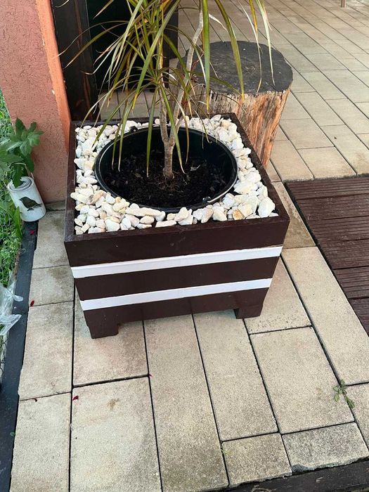 Jardinieră luminoasă din lemn cu LED – Model premium pentru exterior