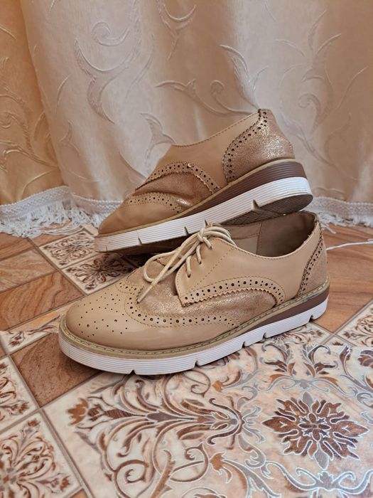 Продам женскую ботинку