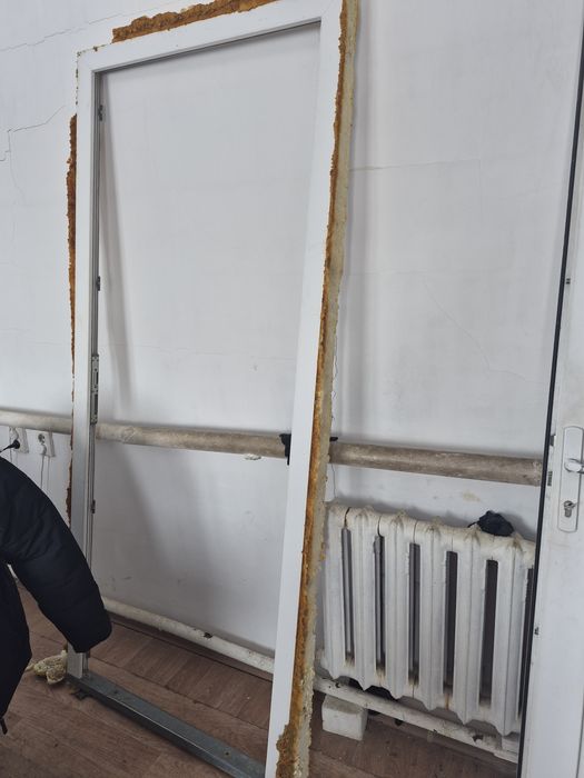 Пластиковая дверь.