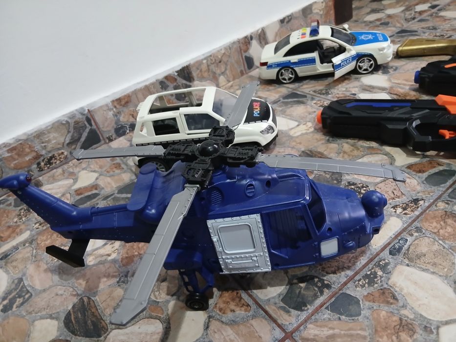 Jucarii Noriel masini Politie, elicopter SWAT, 2 pistoale si pusca
Pistolalele se pot incarca cu cartuse de burete care se pot cumpara separat de