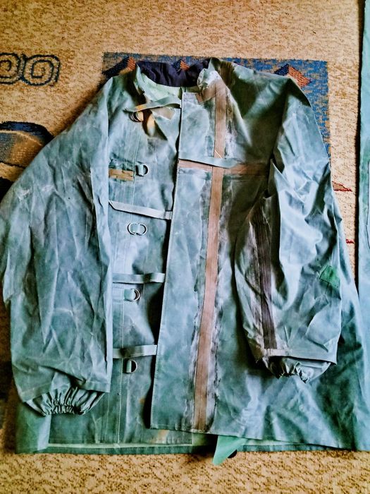 Костюм/брюки  прорезиненные , новые.