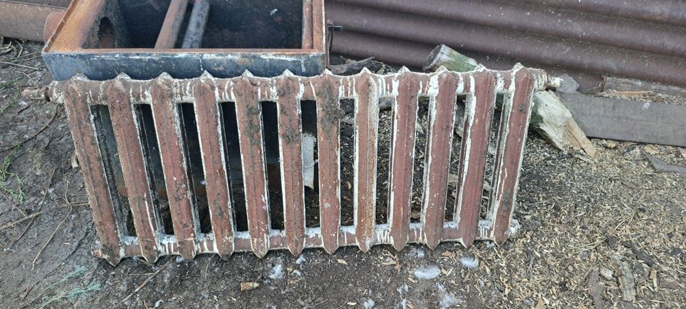 Продам чугунные батарей 3 шт