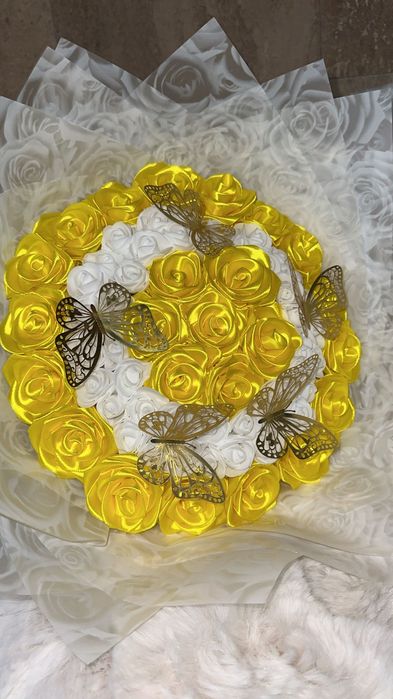 Букети от сатенени рози