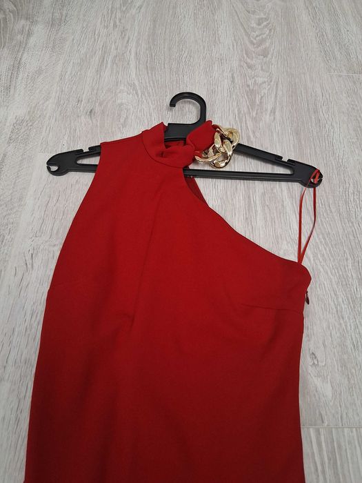 Червена рокля размер С