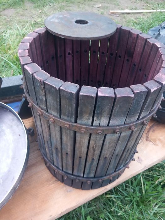 Butoaie pentru vin si storcator de struguri