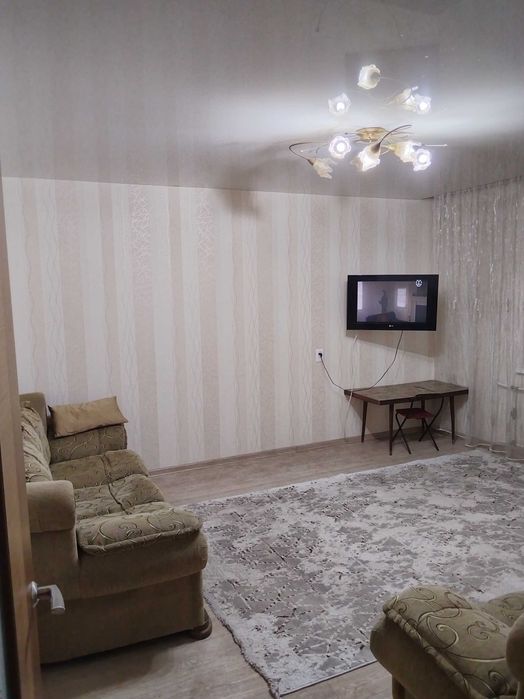 Двух комнатная в центре 10000