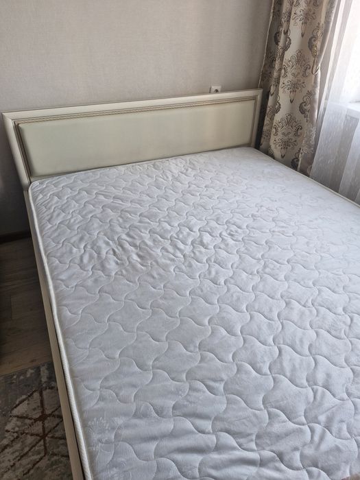 Продается двуспальная кровать с матрасом