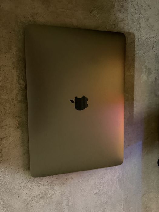 Macbook air 2020 core i5 10th gen ddr4 8gb  ssd 256