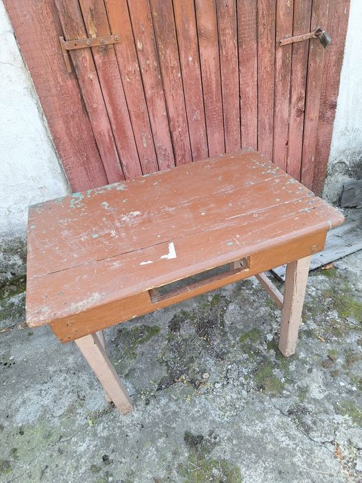 Ретро маса гитинакс и стари дървени маси