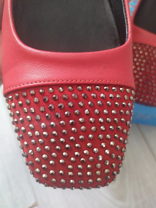 Продам балетки со стразами