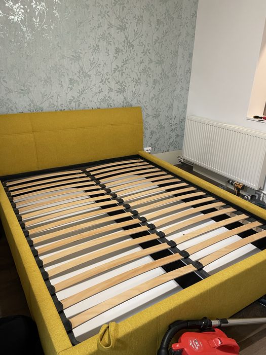 Pat tapițat cu saltea inclusă