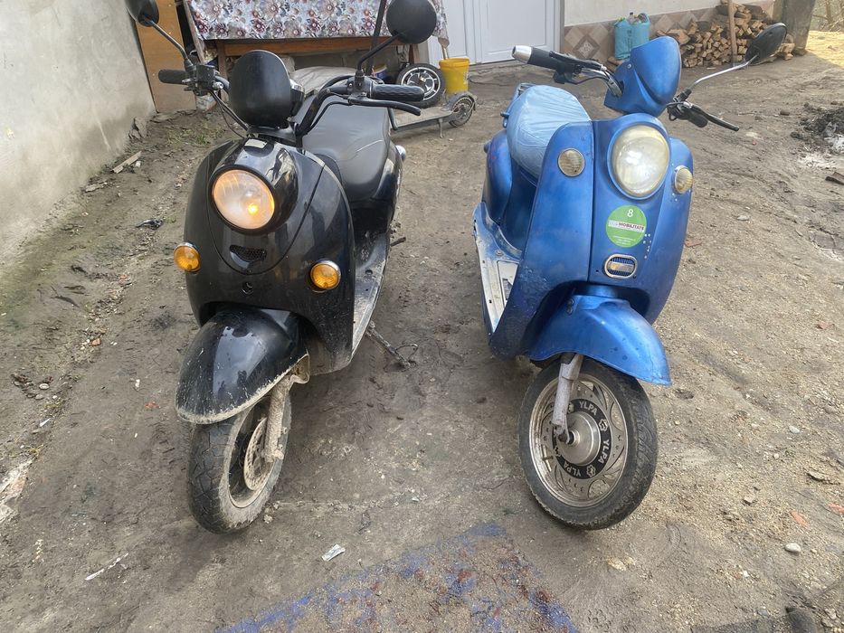 Vand doua scutere eletrice in stare pefecta