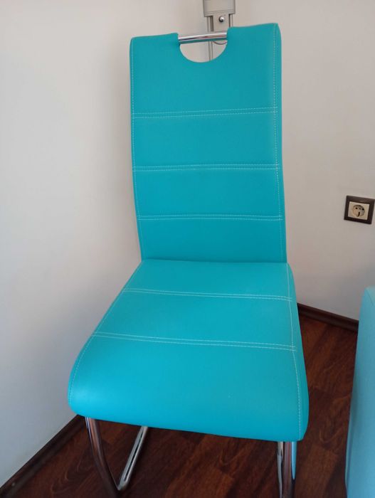 Masă dining cu blat de sticlă și 2 scaune din piele, 725lei