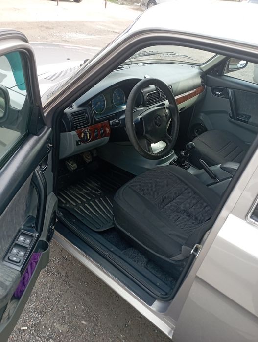 Volga gaz 31105 sotiladi