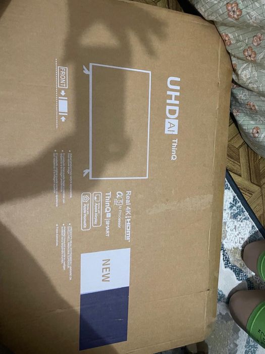 Новый телевизор в коробке.