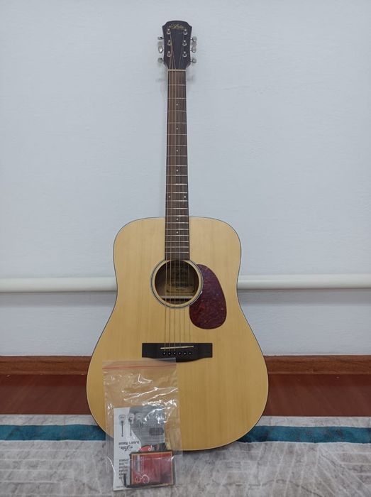 акустикалық гитара сатылады