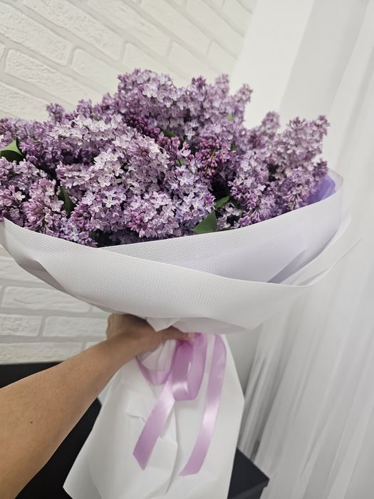 Большой букет сирени.