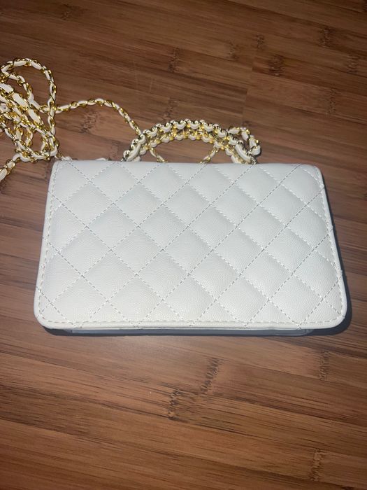 Нова бяла чанта Chanel със златни детайли