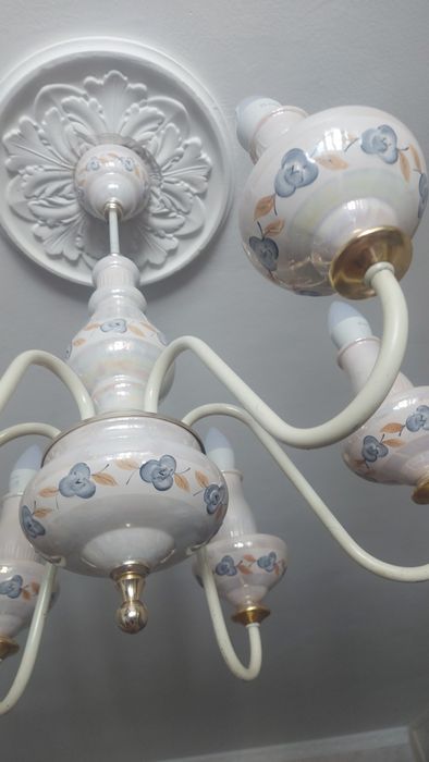 Продам Фарфоровую 6 рожковую Люстру