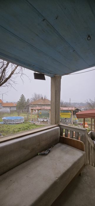 Къща с голям двор в село Поликраище