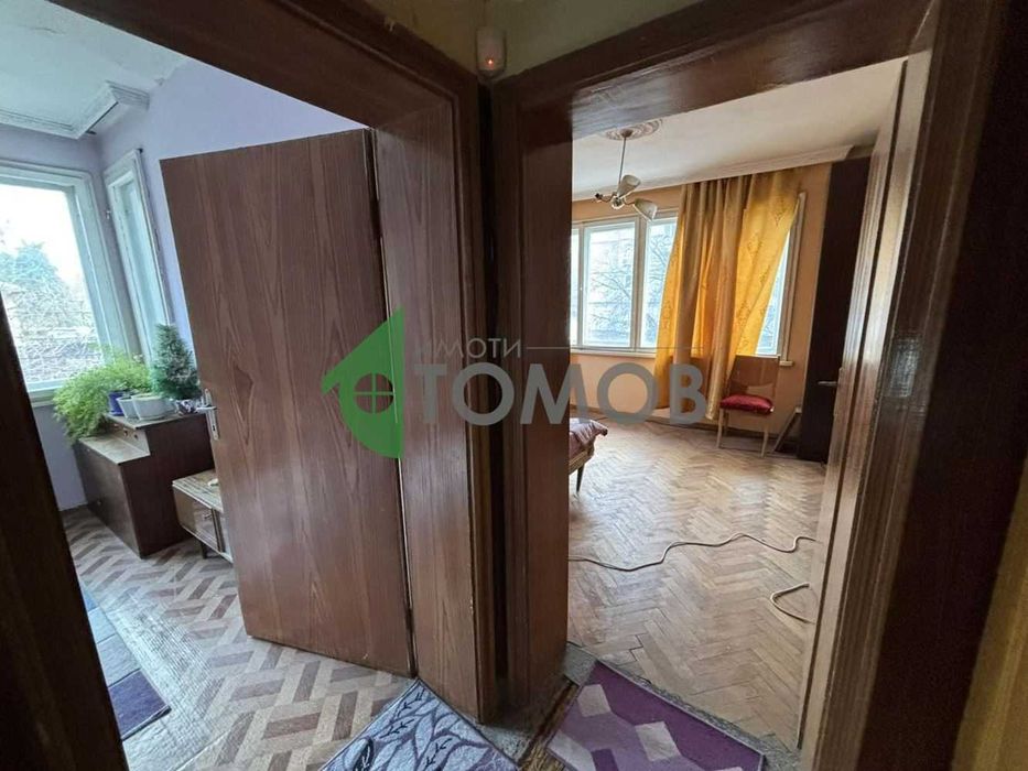 Монолитна къща с двор и гараж в град Чирпан